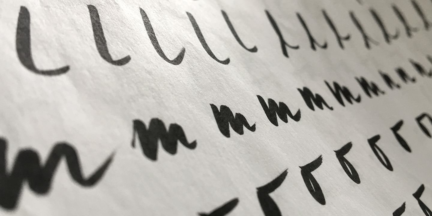 Manus Smooth Regular Font preview